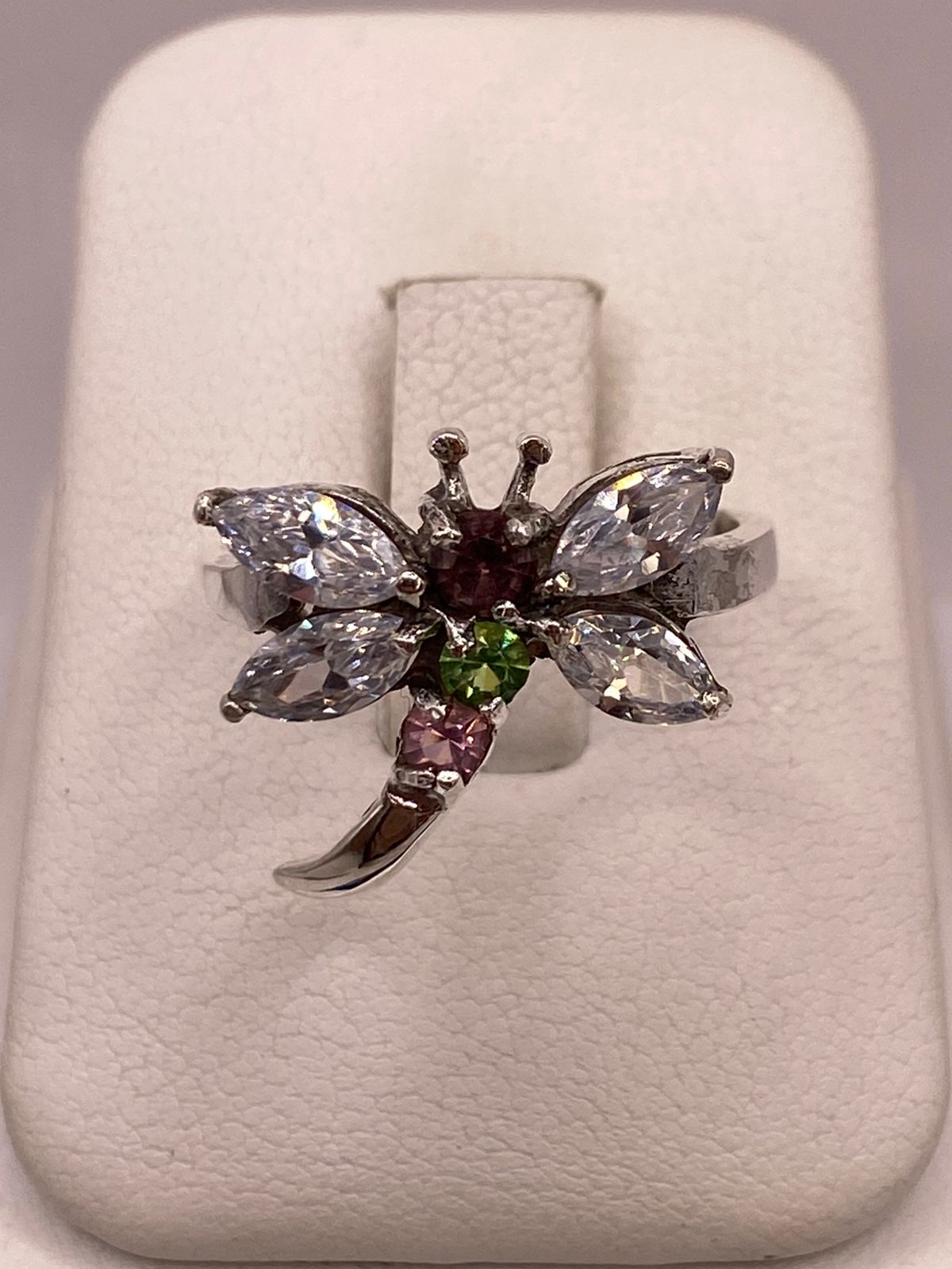 Anillo Tipo Libélula con Zirconias Multicolor en Plata Ley 925 en báscula mostrando peso