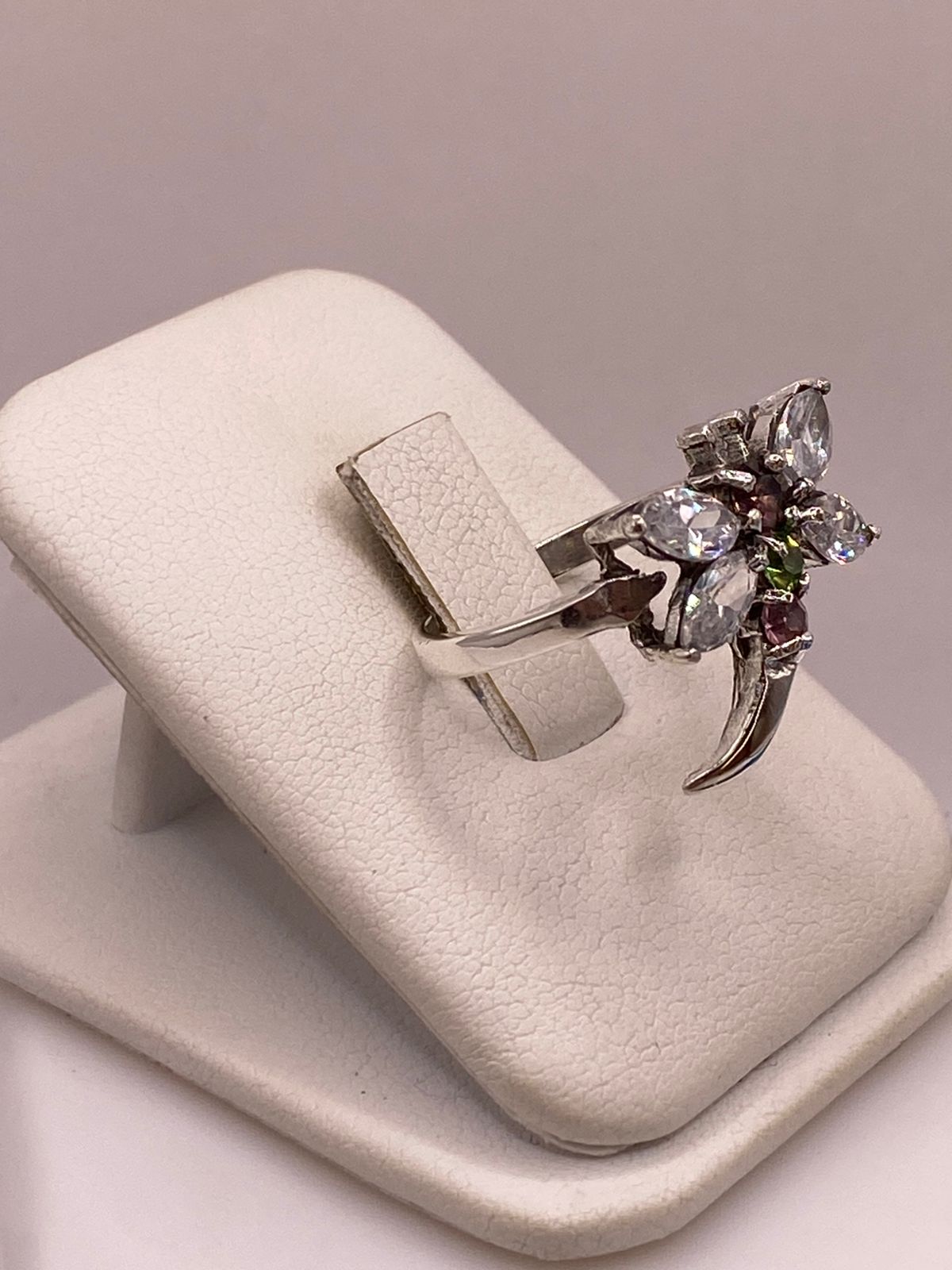 Anillo Tipo Libélula con Zirconias Multicolor en Plata Ley 925, vista lateral
