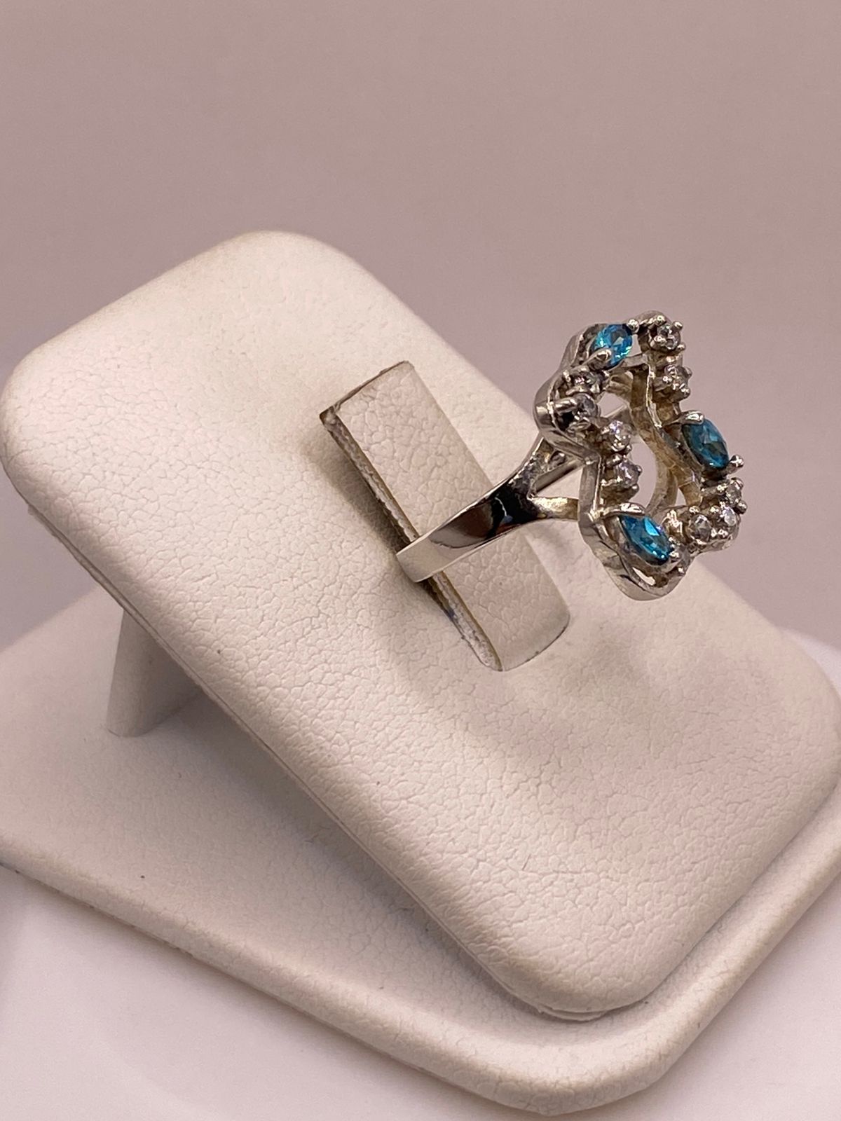 Anillo Tipo Osito de Plata Ley 925 con Zirconias Azules