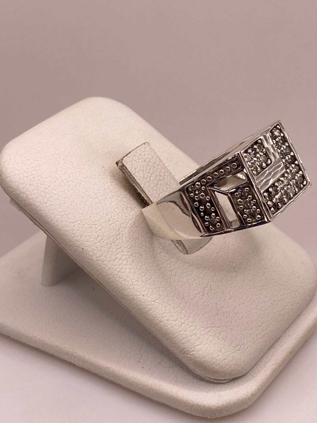 Anillo Tipo Sello con Zirconias en Plata Ley 925