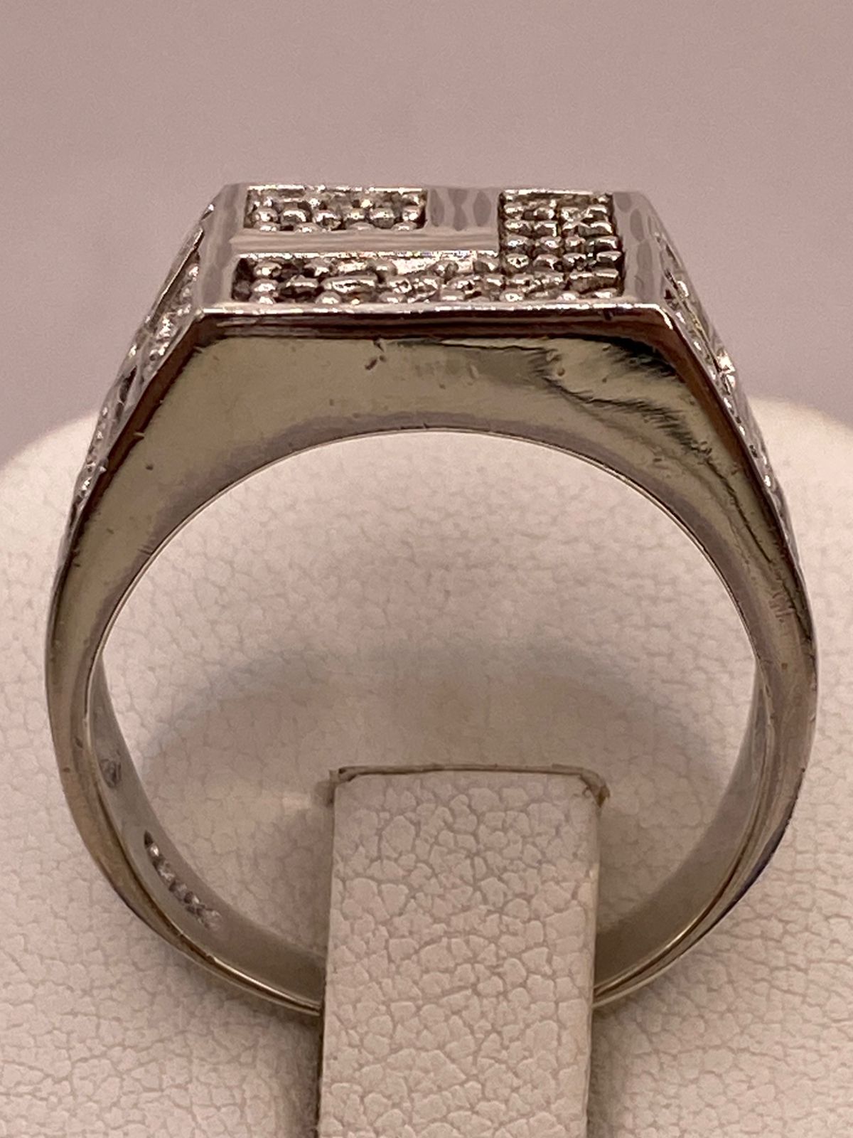Anillo Tipo Sello con Zirconias en Plata Ley 925
