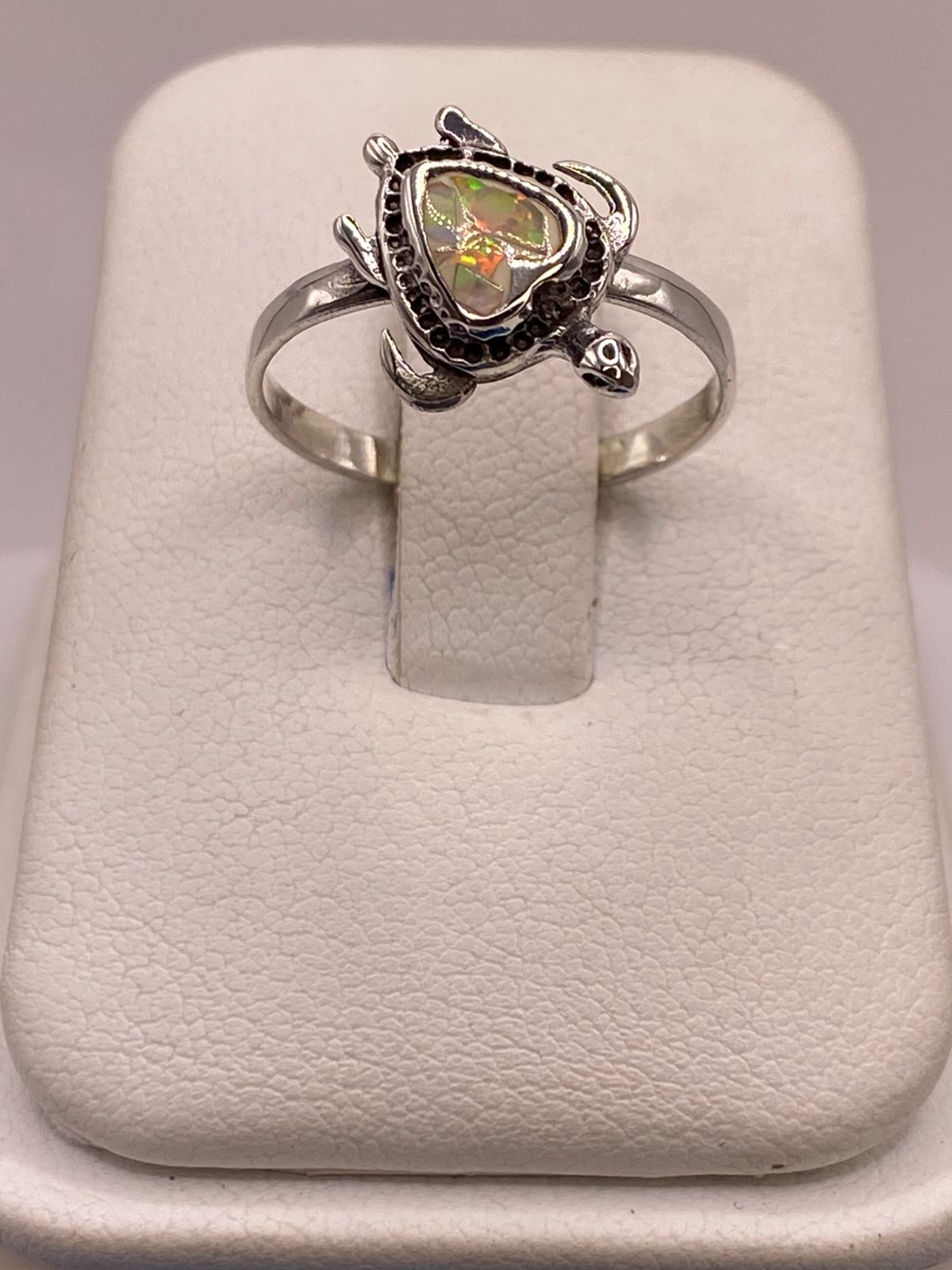 Anillo Tortuga Marina de Plata Ley 925 con Ópalo de Fuego Tornasol