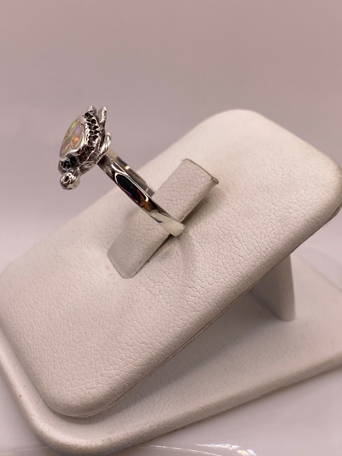 Anillo Tortuga Marina de Plata Ley 925 con Ópalo de Fuego Tornasol