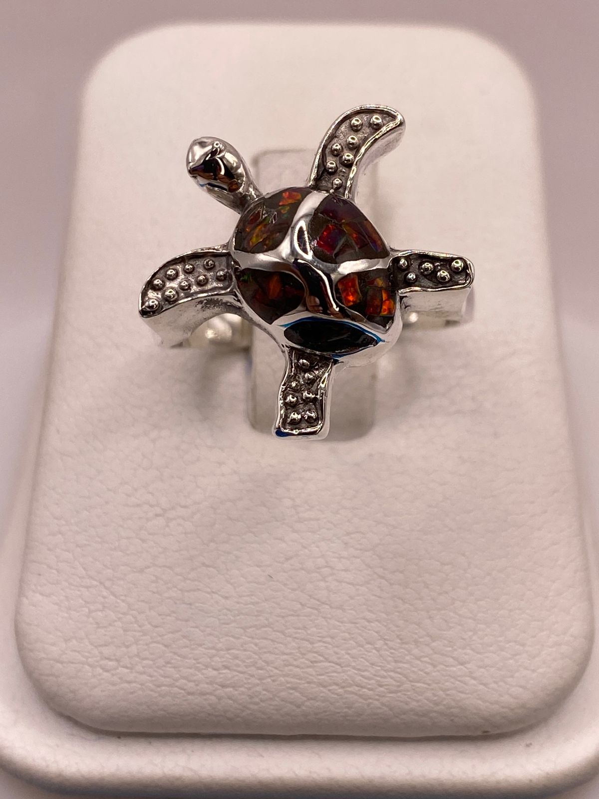ANILLO TORTUGA MARINA DE PLATA LEY 950 CON ÓPALO DE FUEGO MULTICOLOR