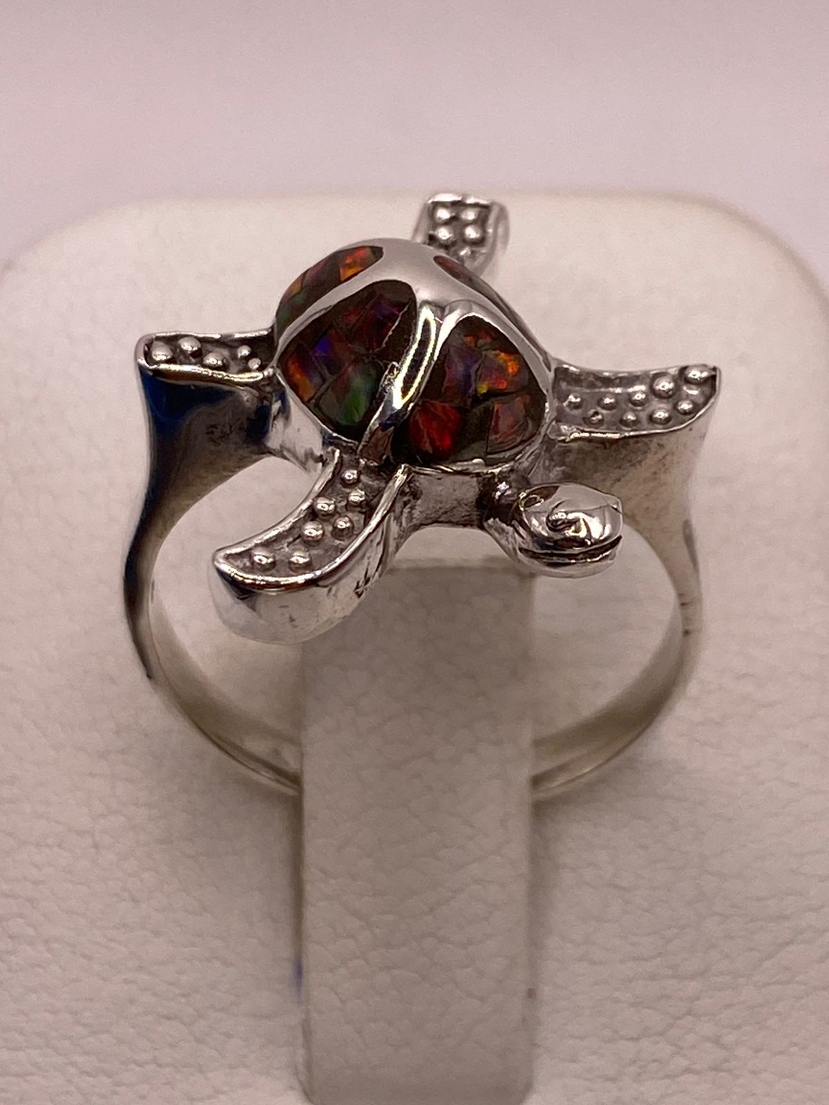 ANILLO TORTUGA MARINA DE PLATA LEY 950 CON ÓPALO DE FUEGO MULTICOLOR
