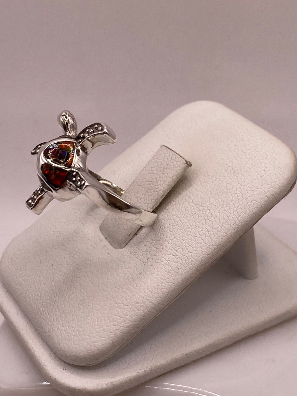 ANILLO TORTUGA MARINA DE PLATA LEY 950 CON ÓPALO DE FUEGO MULTICOLOR