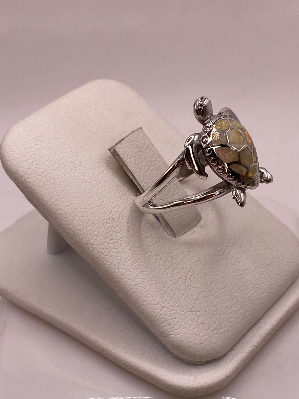 ANILLO TORTUGA MARINA DE PLATA LEY 950 CON ÓPALO DE FUEGO TORNASOL