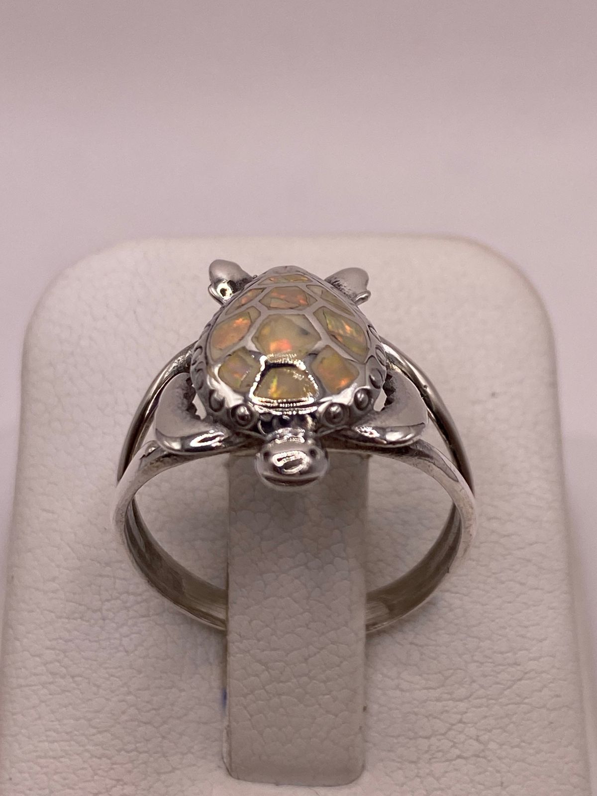 ANILLO TORTUGA MARINA DE PLATA LEY 950 CON ÓPALO DE FUEGO TORNASOL