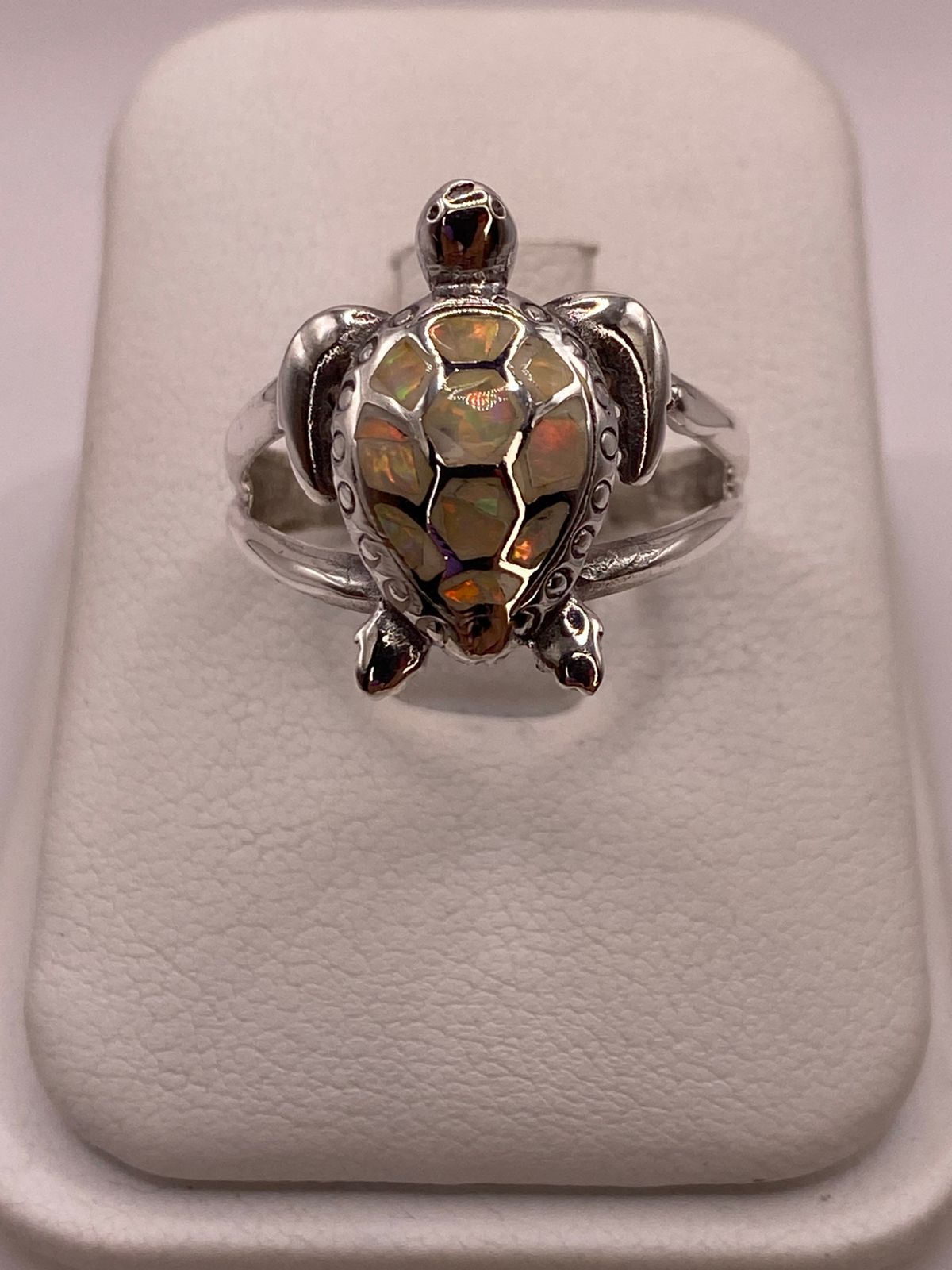ANILLO TORTUGA MARINA DE PLATA LEY 950 CON ÓPALO DE FUEGO TORNASOL