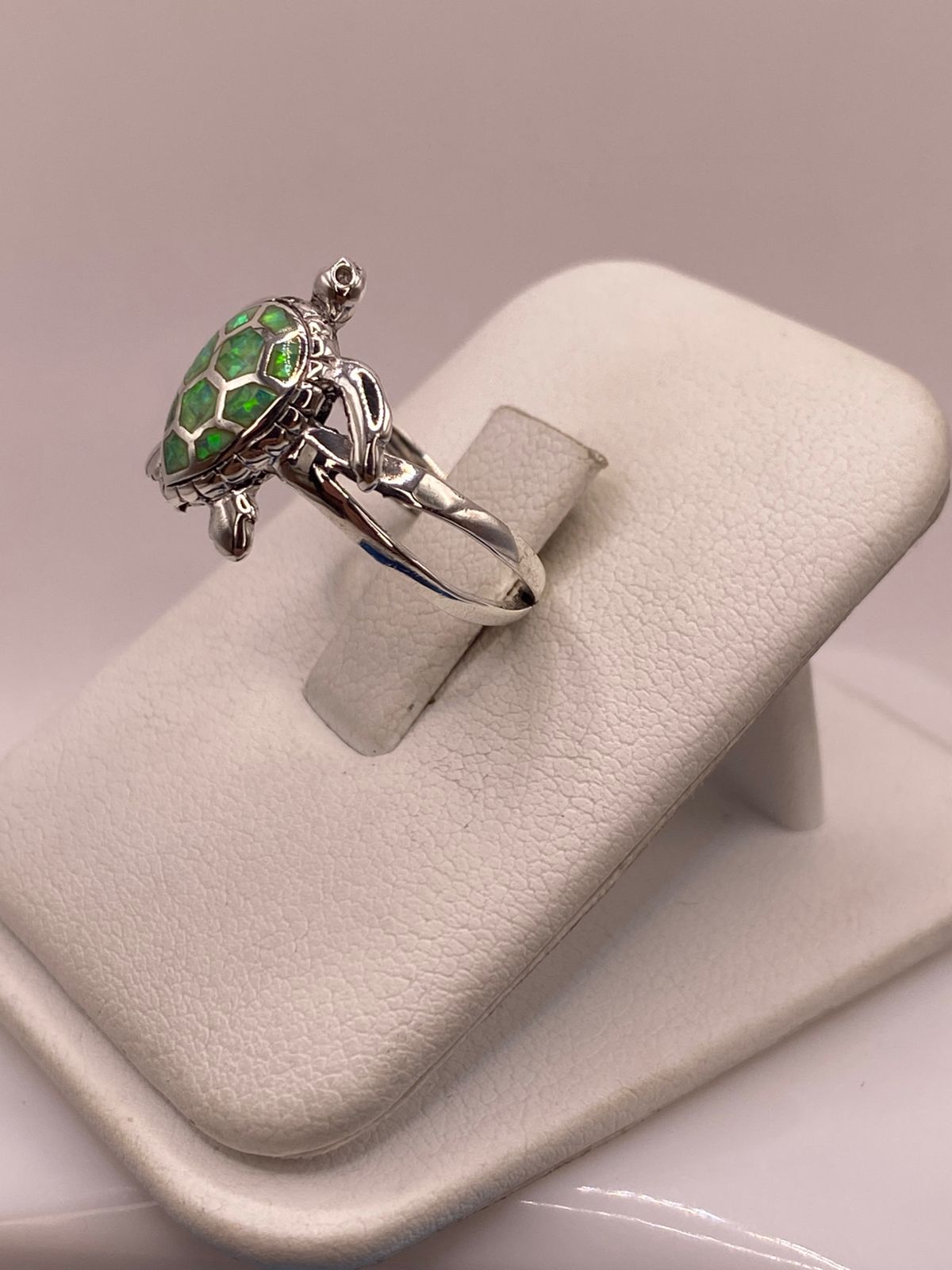 Anillo de Tortuga en Plata Ley 950 con Ópalo Verde