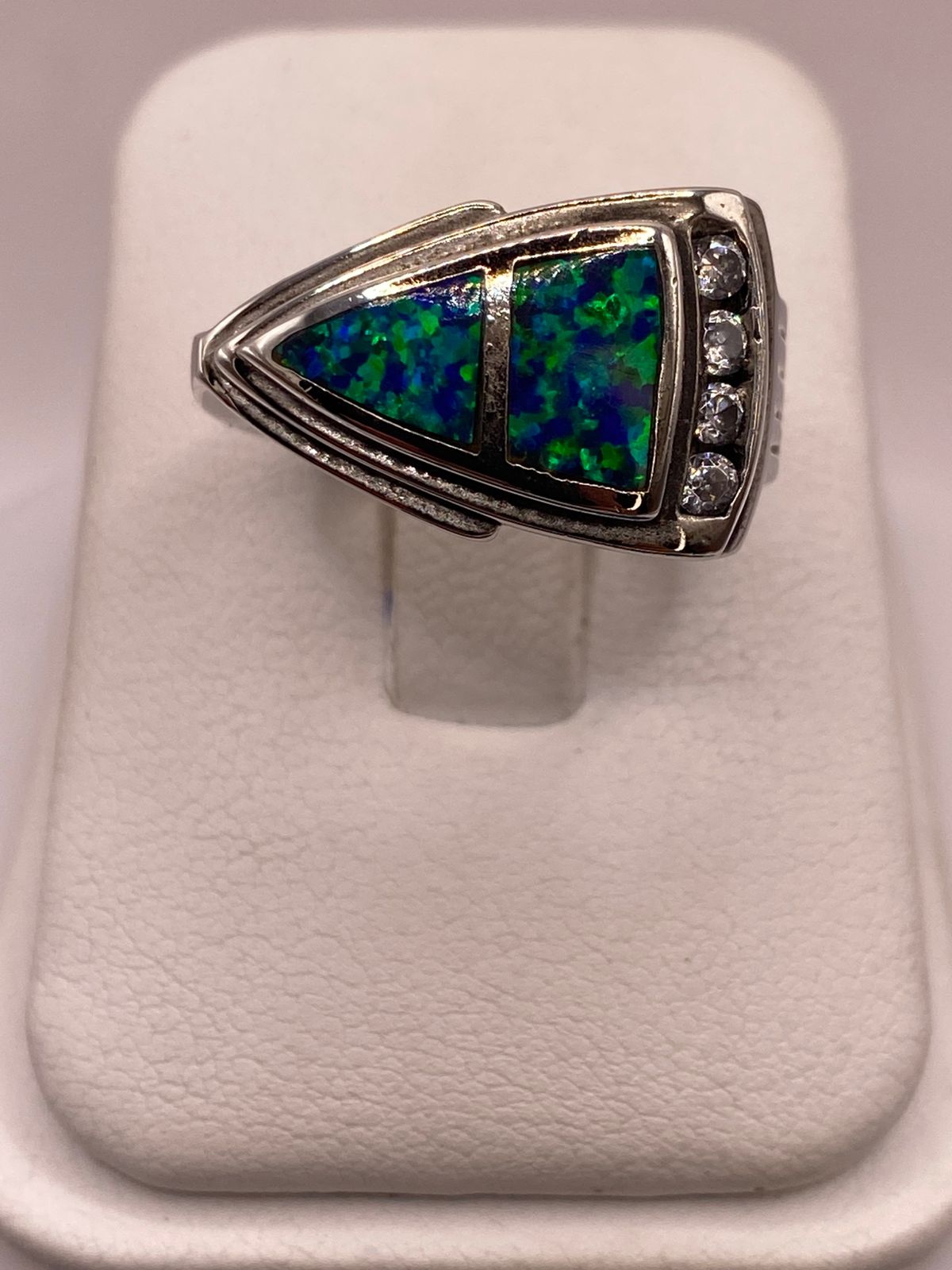 Anillo Triangular de Plata Ley 925 con Ópalo Azul y Zirconias