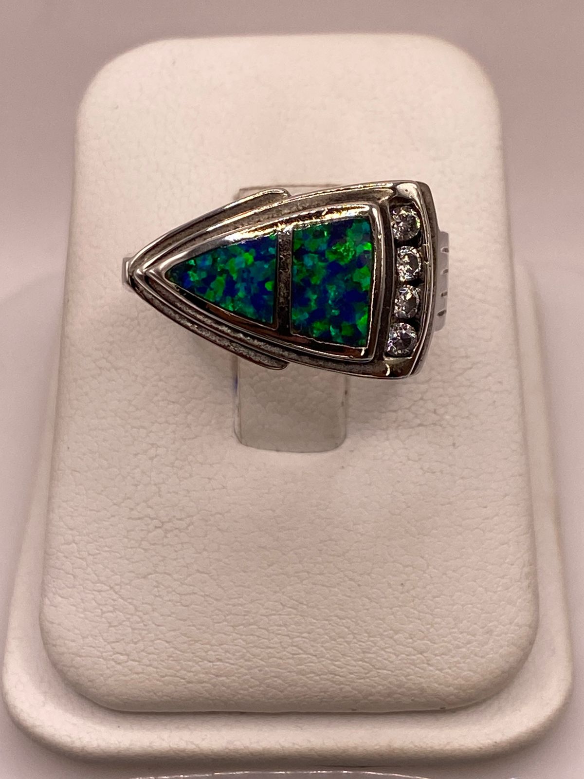 Anillo Triangular de Plata Ley 925 con Ópalo Azul y Zirconias