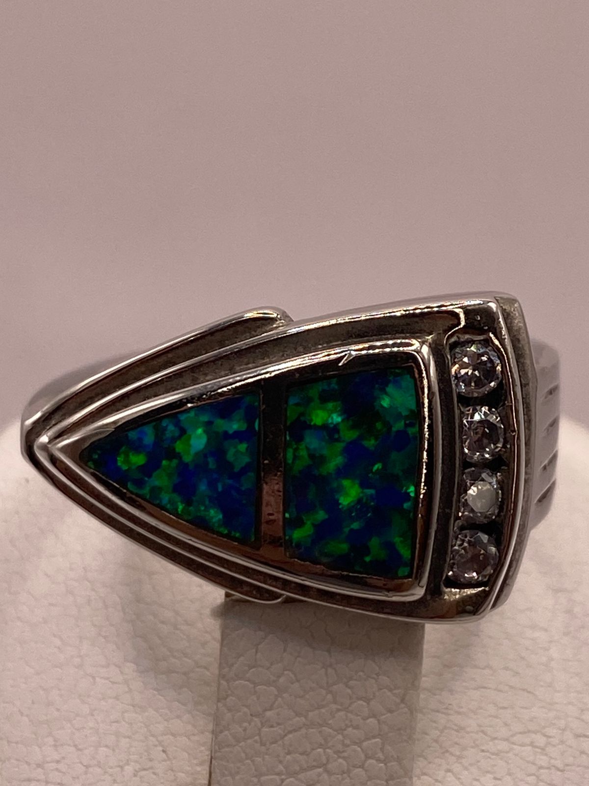 Anillo Triangular de Plata Ley 925 con Ópalo Azul y Zirconias