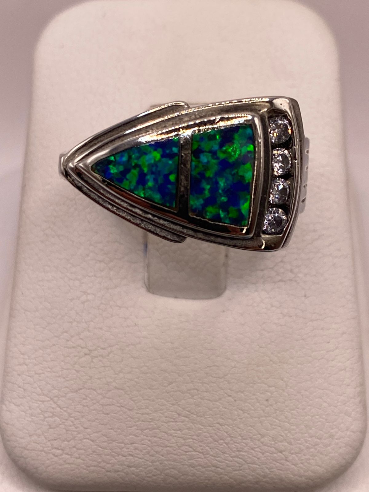 Anillo Triangular de Plata Ley 925 con Ópalo Azul y Zirconias