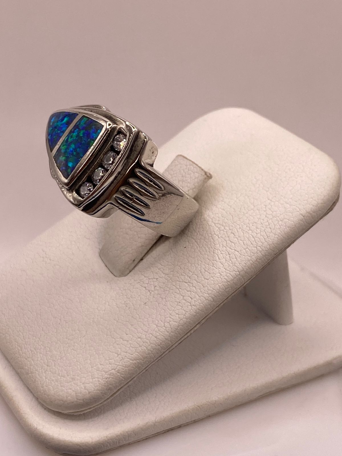 Anillo Triangular de Plata Ley 925 con Ópalo Azul y Zirconias