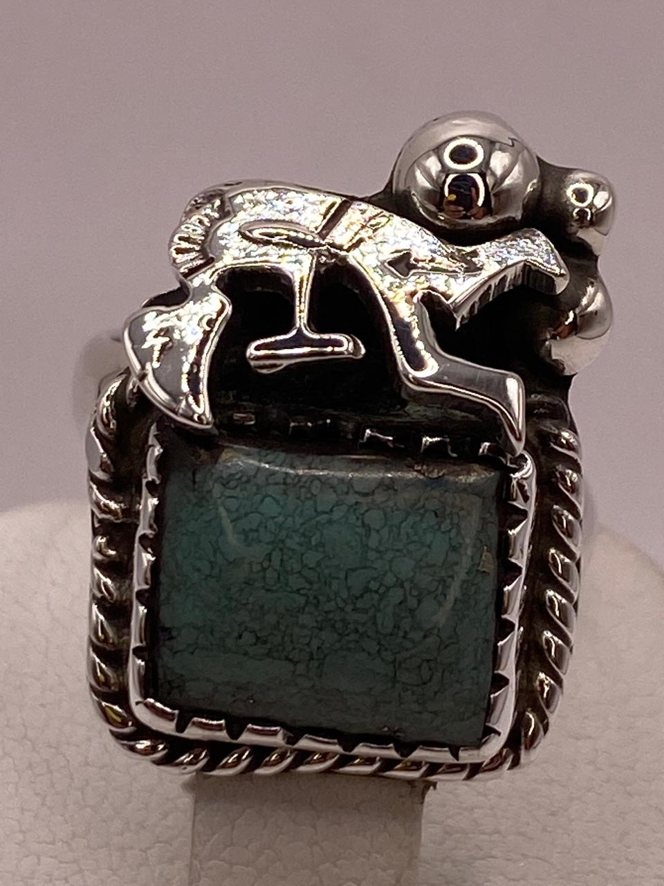 Anillo de Turquesa con Figura Prehispánica en Plata .925