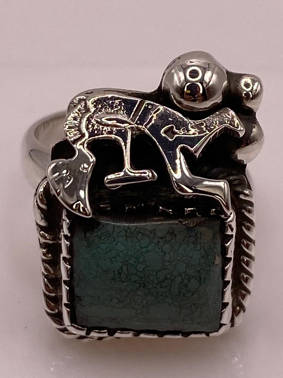 Anillo de Turquesa con Figura Prehispánica en Plata .925