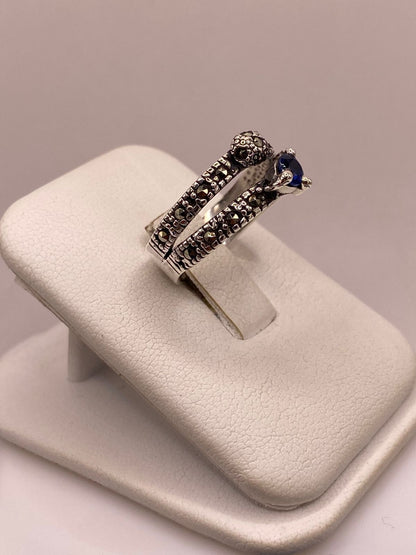 Anillo Vintage Doble Banda con Zirconia Azul y Marquesitas en Plata Ley 925, vista lateral