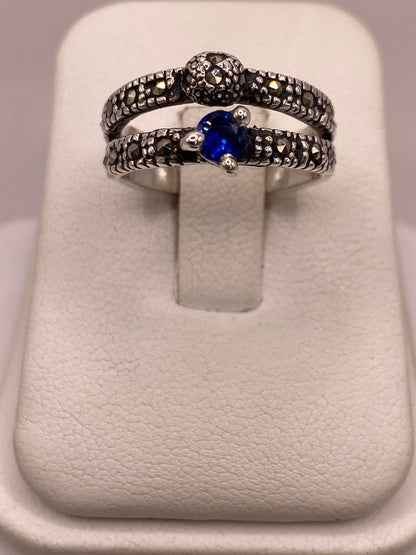 Anillo Vintage Doble Banda con Zirconia Azul y Marquesitas en Plata Ley 925, vista de detalle