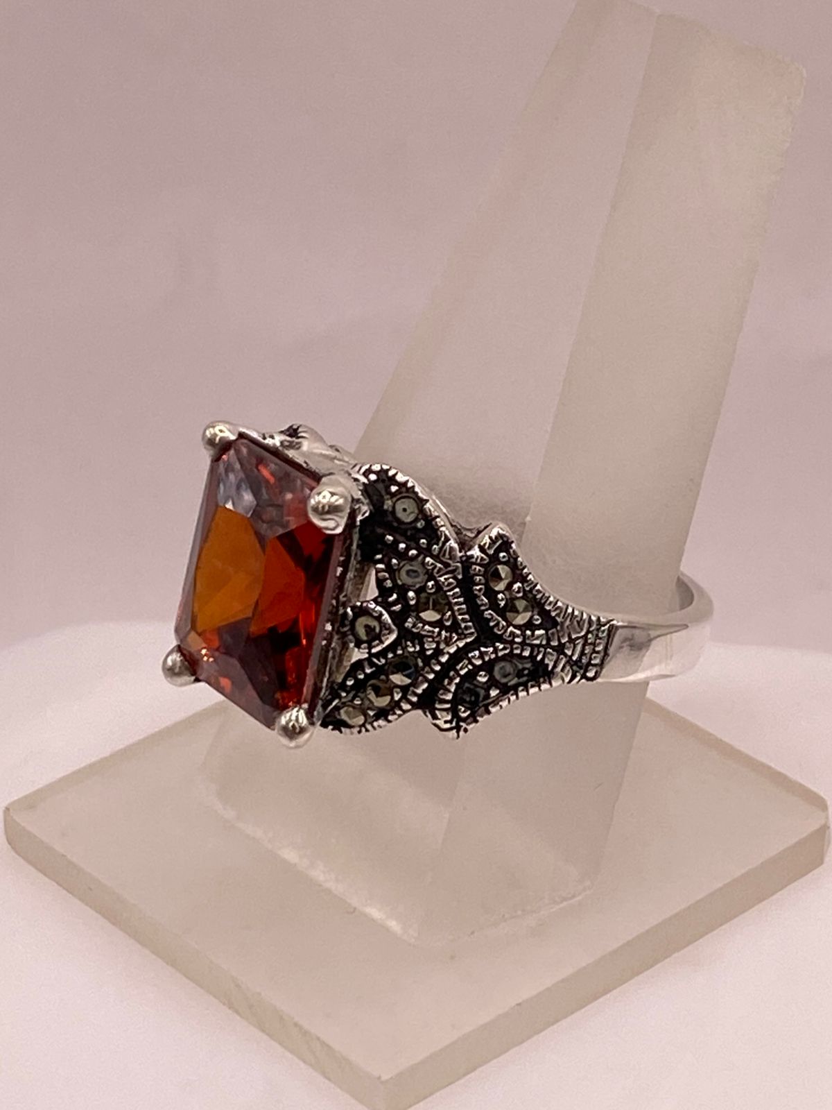 Anillo Vintage Elegante con Zirconia Naranja y Detalles Clásicos en Plata Ley 925