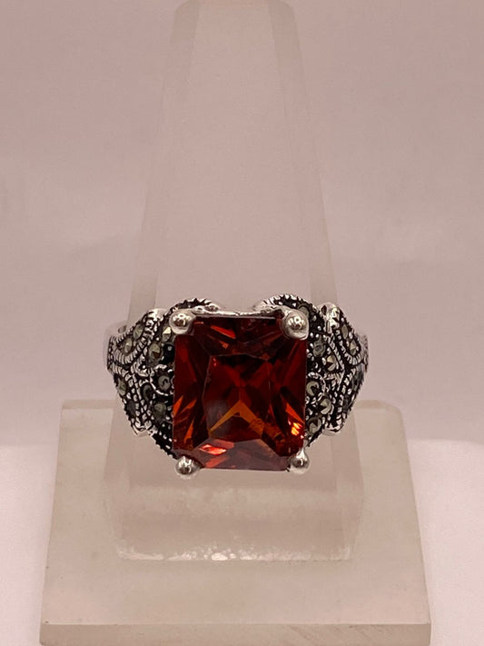 Anillo Vintage Elegante con Zirconia Naranja y Detalles Clásicos en Plata Ley 925 — ángulo diagonal