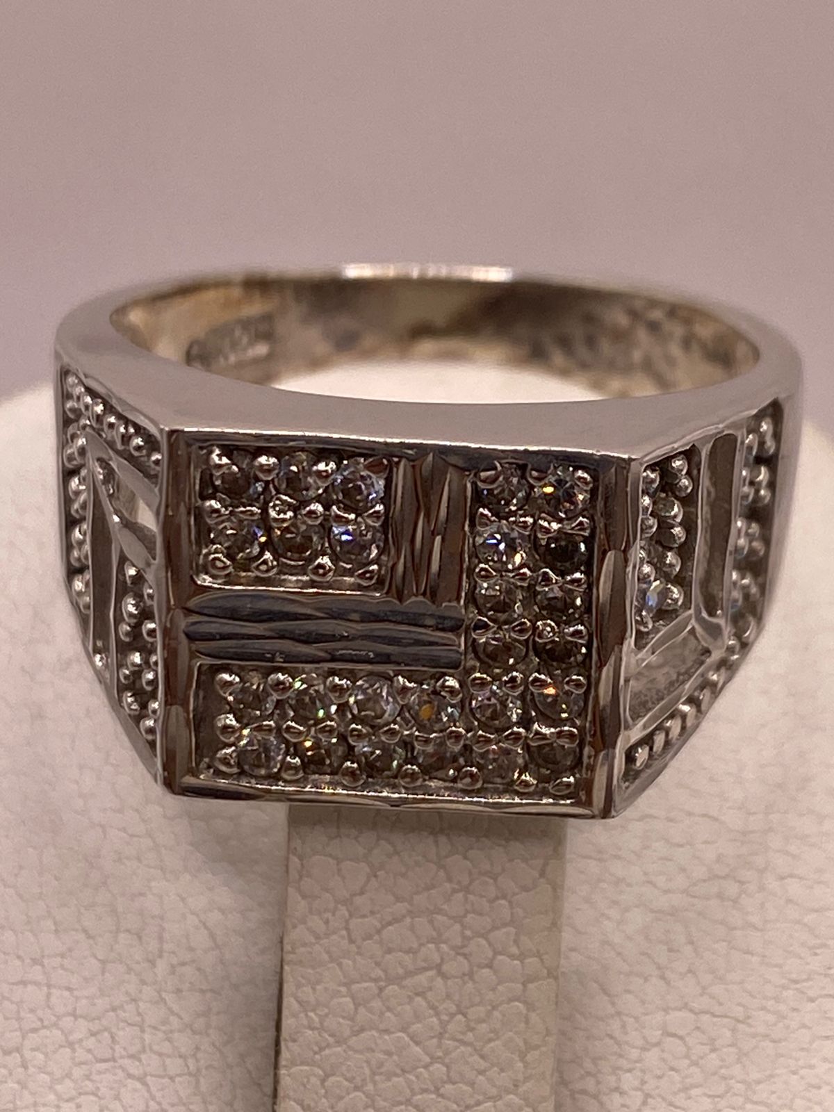 Anillo Vintage Elegante con Zirconias Brillantes en Plata Ley 925