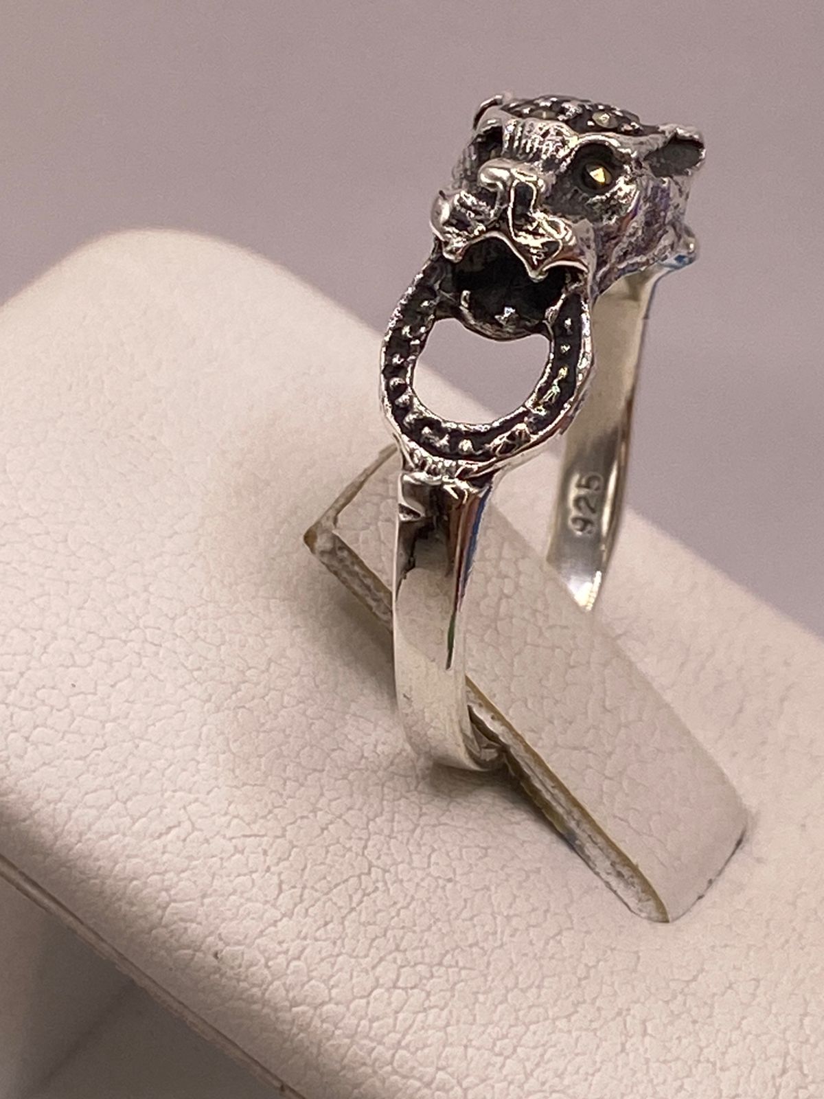 🐆 Anillo Vintage Felino con Marquesitas en Plata Ley 925 en báscula mostrando peso