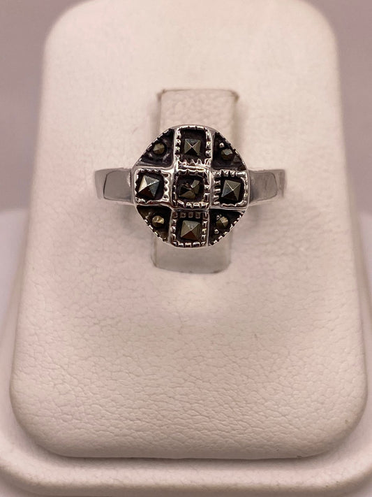 Anillo Vintage Geométrico con Marquesitas en Plata Ley 925 en báscula mostrando peso