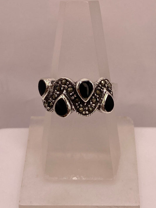 Anillo Vintage con Marquesitas y Piedras Negras en Plata Ley 925 — ángulo diagonal