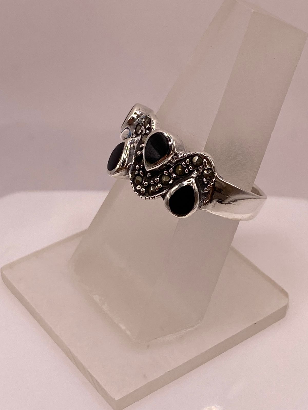Anillo Vintage con Marquesitas y Piedras Negras en Plata Ley 925