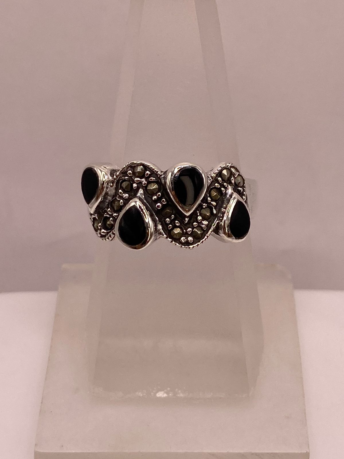 Anillo Vintage con Marquesitas y Piedras Negras en Plata Ley 925