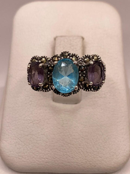 Anillo Vintage con Marquesitas y Zirconias Multicolor en Plata Ley 925 en báscula mostrando peso