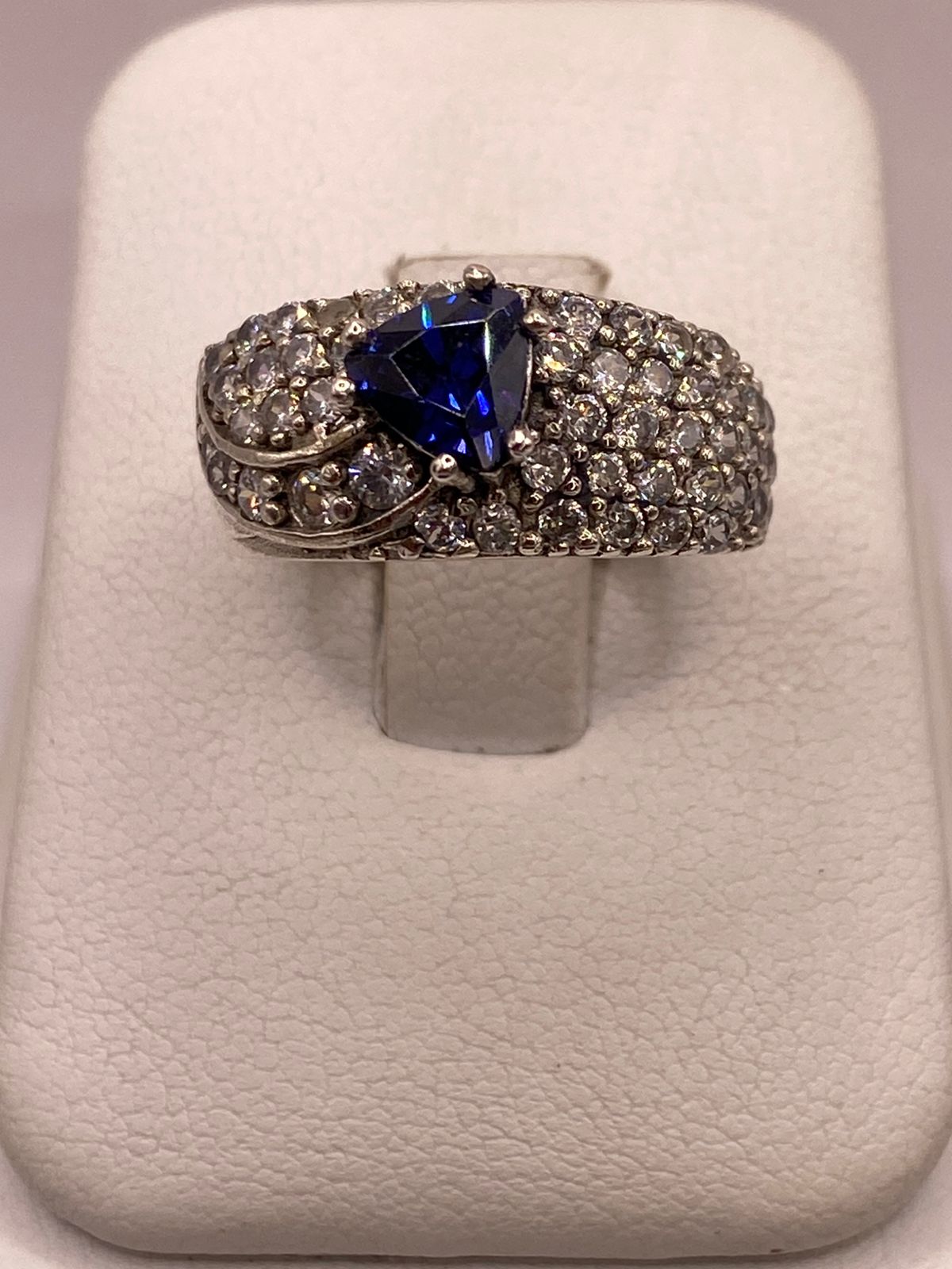 Anillo Vintage con Zirconia Azul y Detalles Brillantes en Plata Ley 925