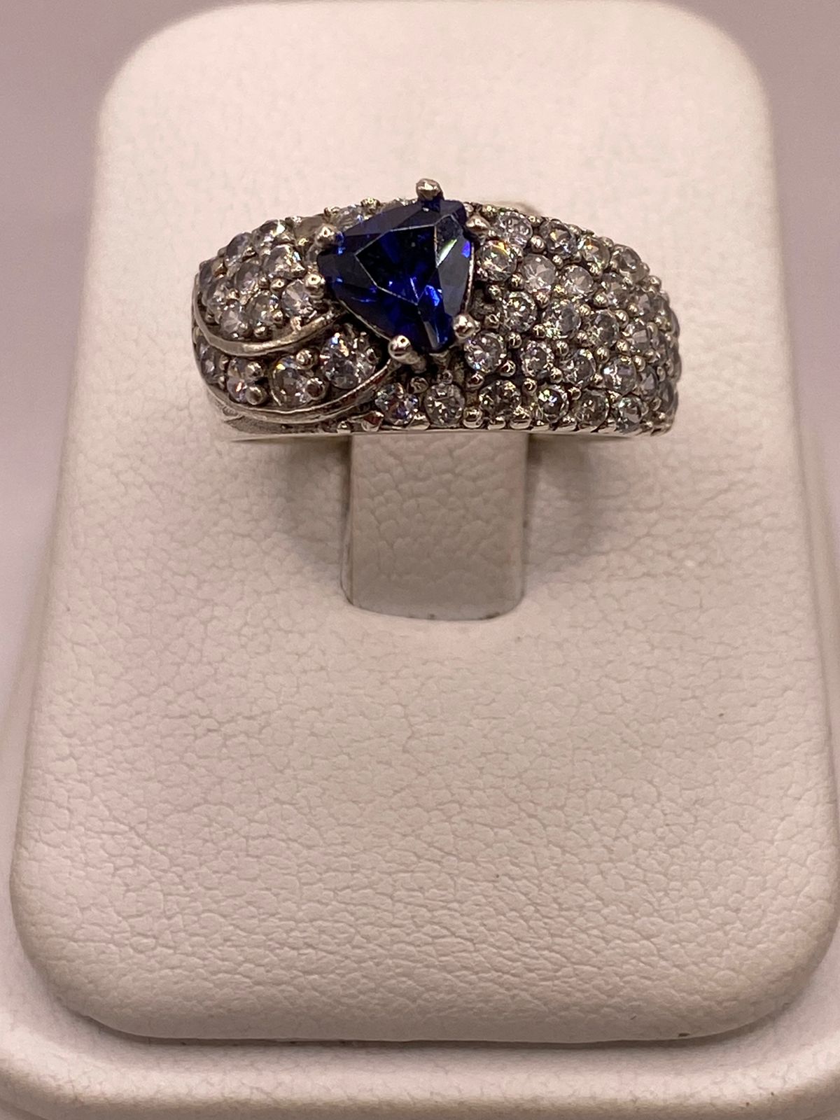 Anillo Vintage con Zirconia Azul y Detalles Brillantes en Plata Ley 925