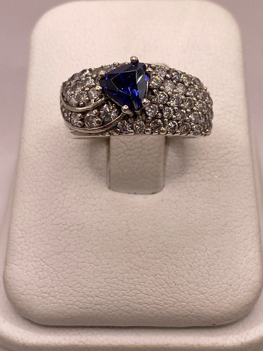 Anillo Vintage con Zirconia Azul y Detalles Brillantes en Plata Ley 925 — ángulo diagonal