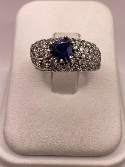 Anillo Vintage con Zirconia Azul y Detalles Brillantes en Plata Ley 925, vista de detalle