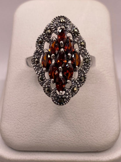Anillo Vintage con Zirconia Naranja y Marquesitas en Plata Ley 925, vista de detalle