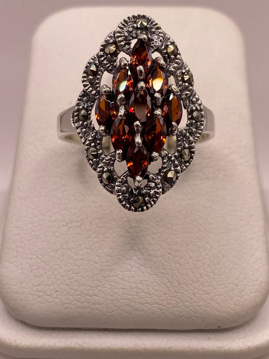 Anillo Vintage con Zirconia Naranja y Marquesitas en Plata Ley 925 en báscula mostrando peso