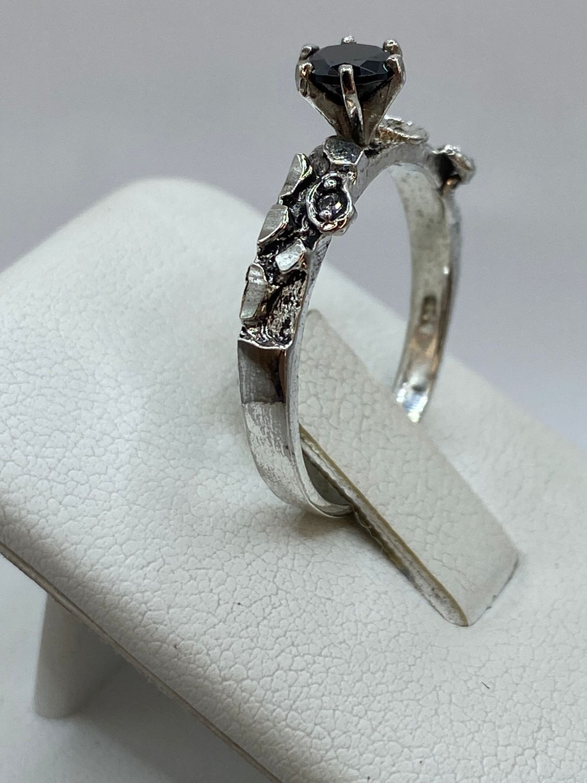 Sello .925 grabado en anillo de plata artesanal de Taxco con acabado oxidado