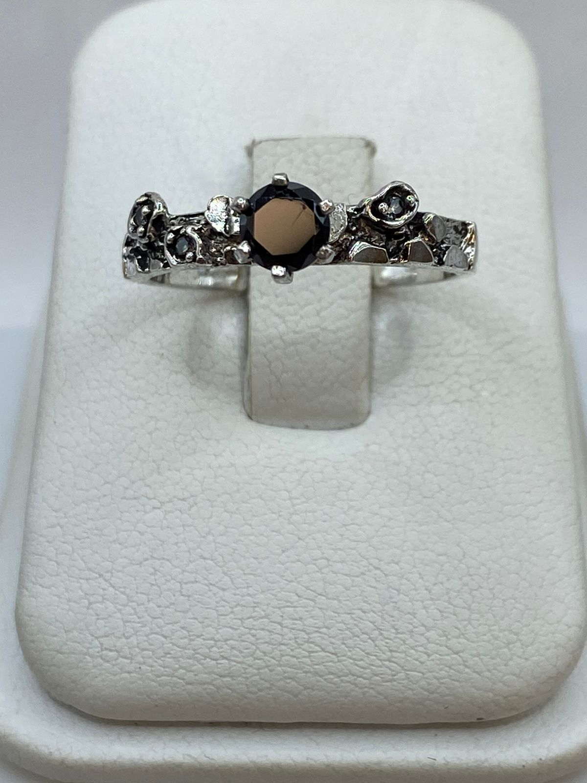 Anillo de plata 925 vintage con circonia negra puesto en la mano, hecho a mano en Taxco