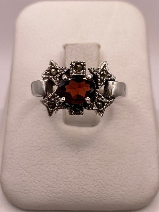 Anillo Vintage con Zirconia Roja y Marquesitas en Plata Ley 925 — ángulo diagonal