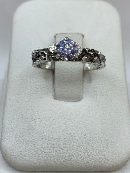 Anillo Vintage con Zirconia Tono Lila en Plata 925, vista lateral