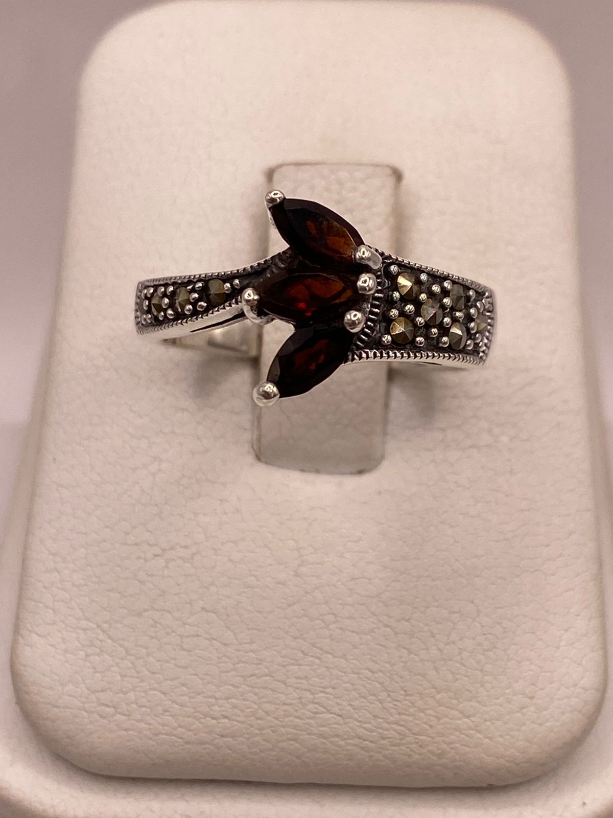 Anillo Vintage con Zirconias Café y Marquesitas en Plata Ley 925