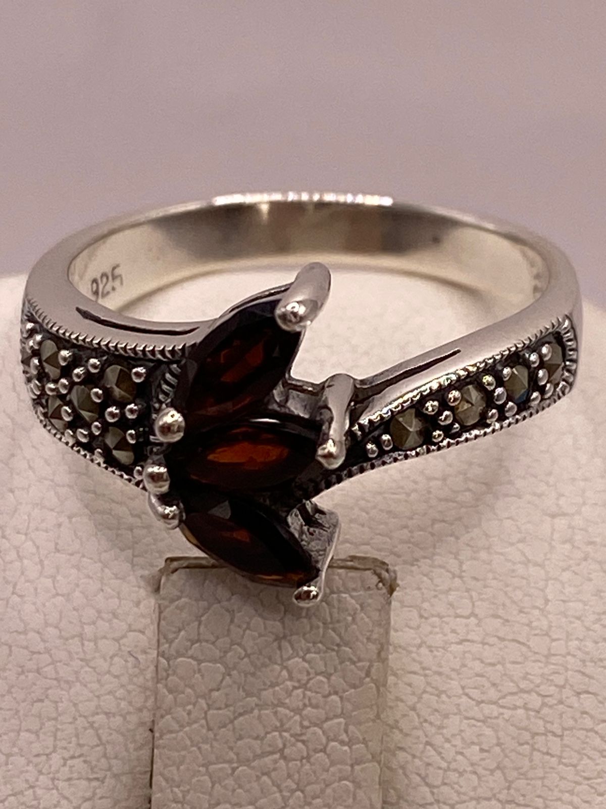 Anillo Vintage con Zirconias Café y Marquesitas en Plata Ley 925