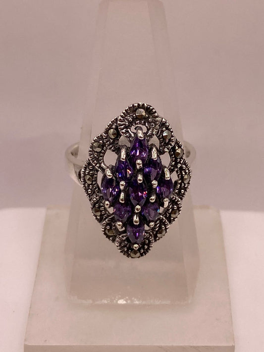 Anillo Vintage con Zirconias Moradas y Marquesitas en Plata Ley 925 en báscula mostrando peso