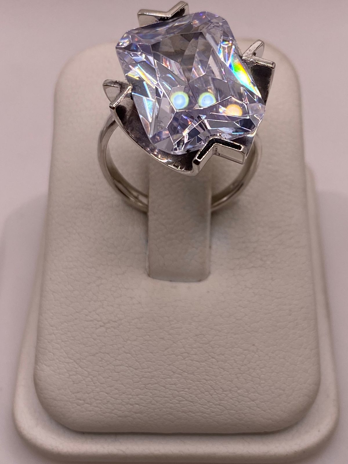 Anillo con Zirconia Facetada en Plata Ley .925