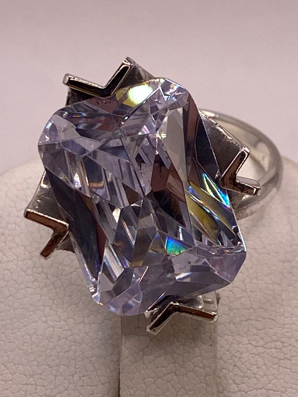 Anillo con Zirconia Facetada en Plata Ley .925