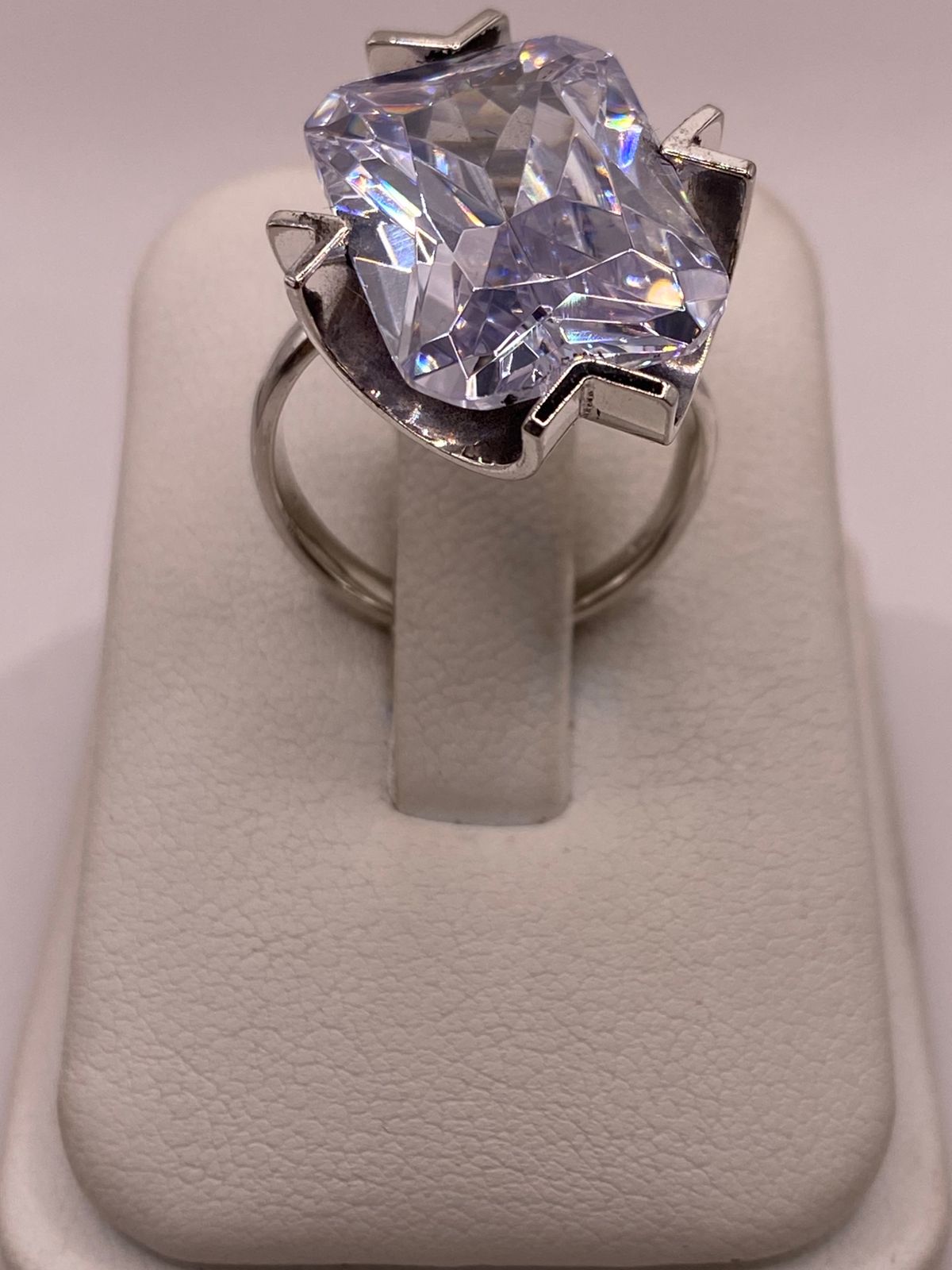 Anillo con Zirconia Facetada en Plata Ley .925