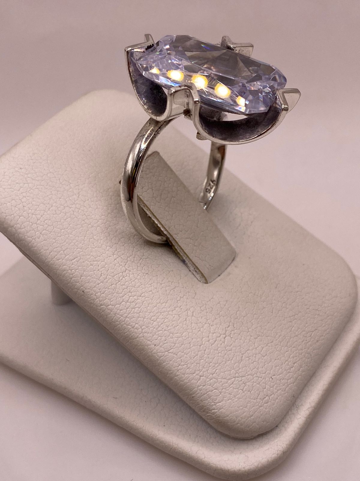 Anillo con Zirconia Facetada en Plata Ley .925