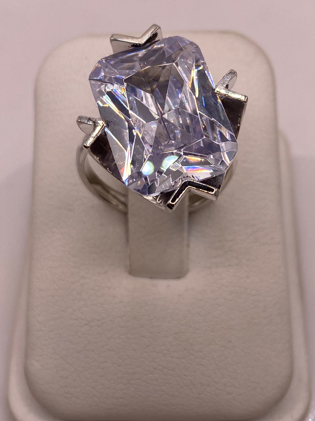 Anillo con Zirconia Facetada en Plata Ley .925